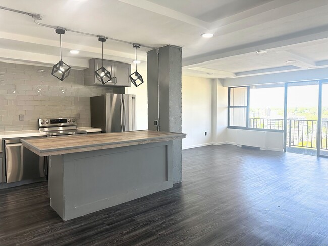 Building Photo - 44 Strawberry Hill Ave