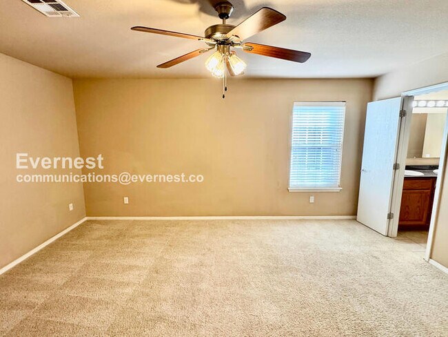 Building Photo - 3 Bed/2 Bath Home with Fenced Yard & Garage / Pet-Friendly / Available Now!