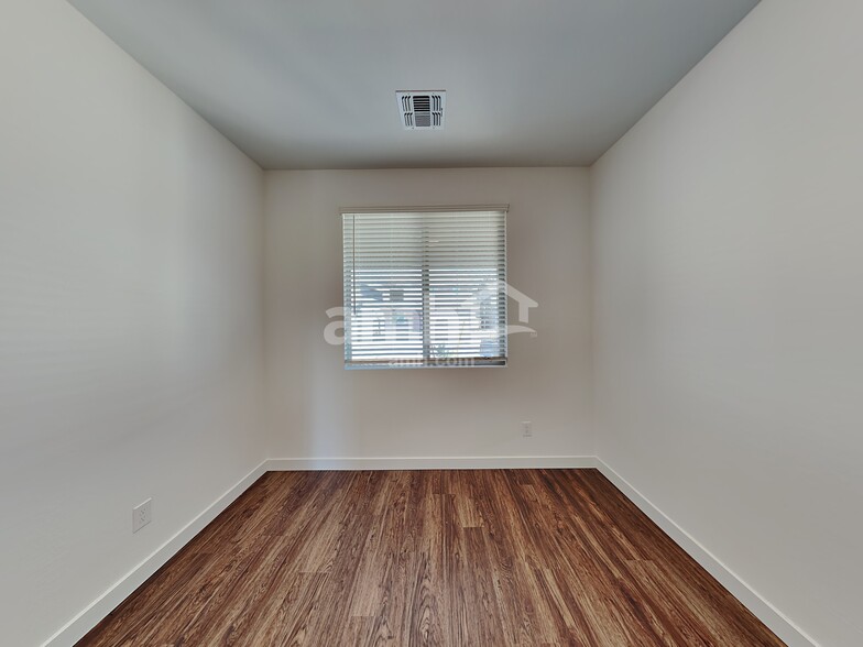 Building Photo - 4308 S 105th Dr