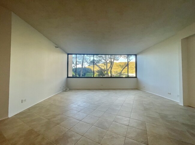 Building Photo - 555 Hahaione St