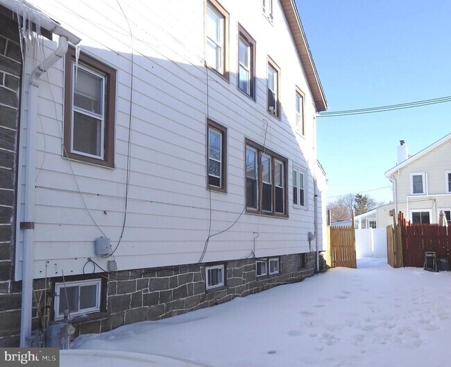 Building Photo - 129 S Eagle Rd