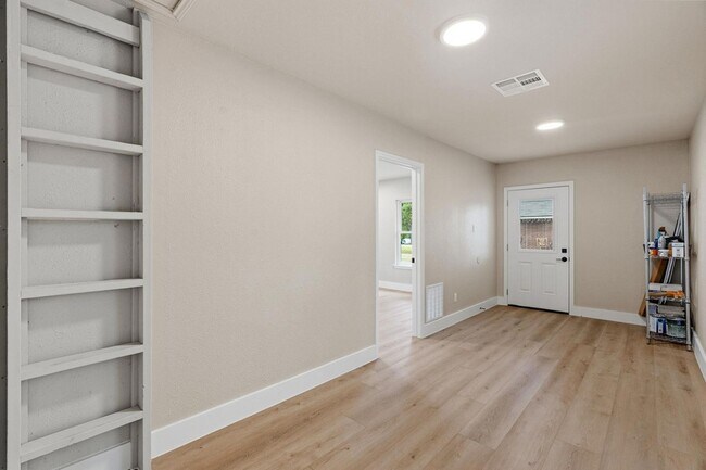 Building Photo - 900 Morgan Hill Dr