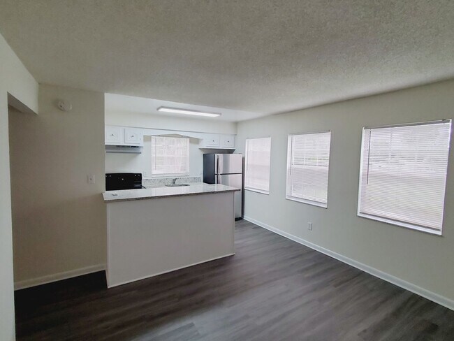 Building Photo - Updated One Bedroom, One Bath Apartment - ...