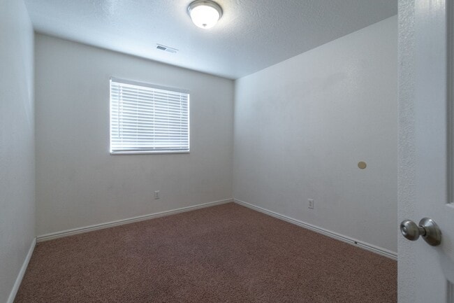 Building Photo - Hidden Valley Townhome For Rent!