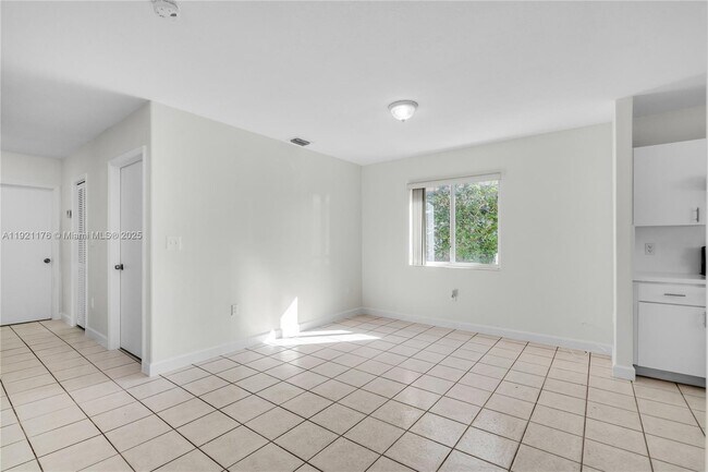 Building Photo - 2815 SW 39th Ave