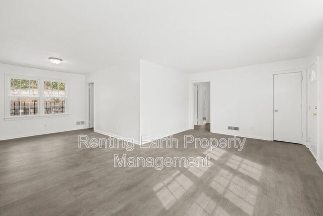 Building Photo - 805 Vanderbilt St