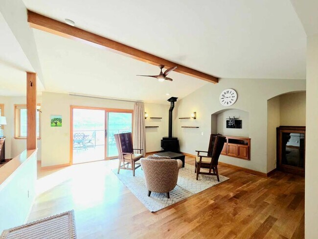 Building Photo - Gorgeous 4 Bed, 3 Bath Home w/ STUNNING RI...