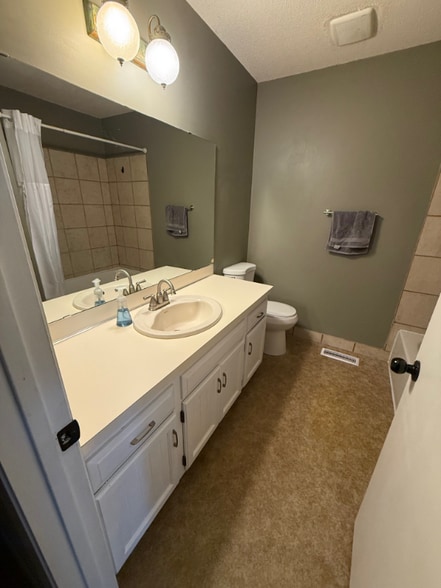 Building Photo - 4125 Goldenrod Ln N