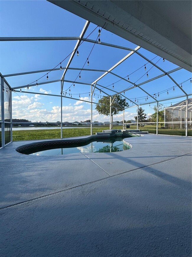 Building Photo - 2652 Hawthorne Ln