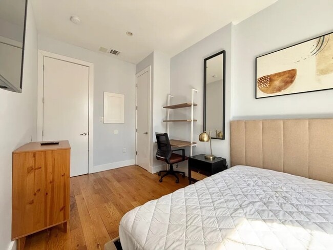 Building Photo - Furnished room/NOT APARTMENT