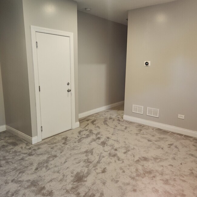 LIVING ROOM - 4440 W Maypole Ave