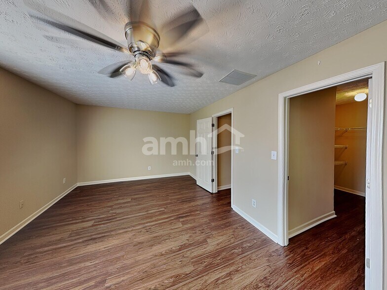 Building Photo - 2207 Lazy Days Rd