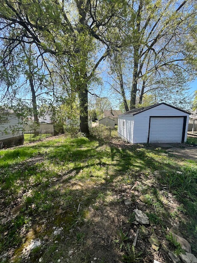 Building Photo - 778 E Archwood Ave