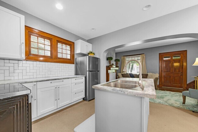 Building Photo - 963 S 22nd St