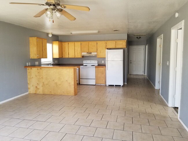 Building Photo - 3 bed, 1 bath home with CARPORT! Month to ...