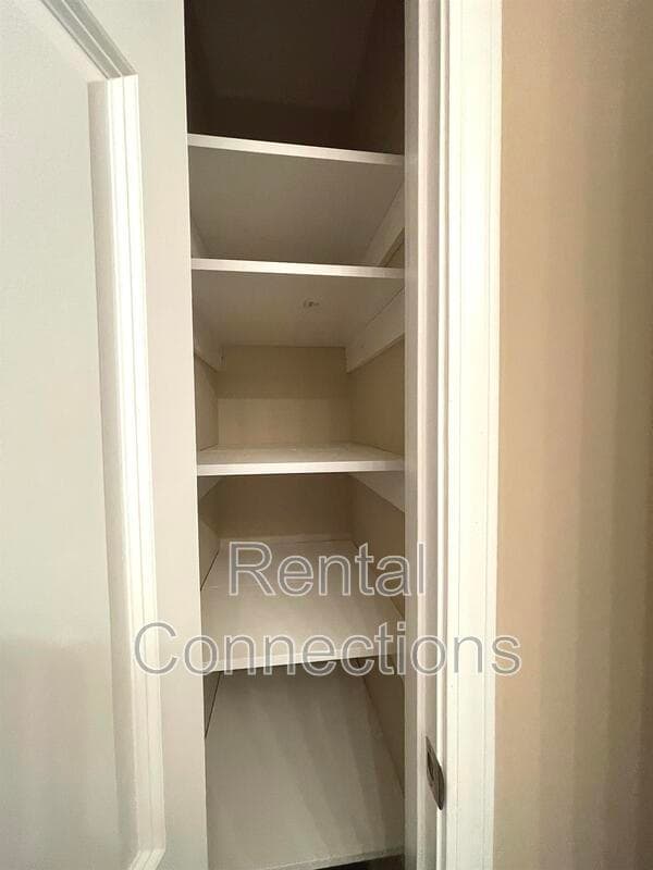 Building Photo - 810 S Bentley St