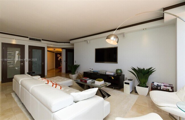 Building Photo - 4775 Collins Ave