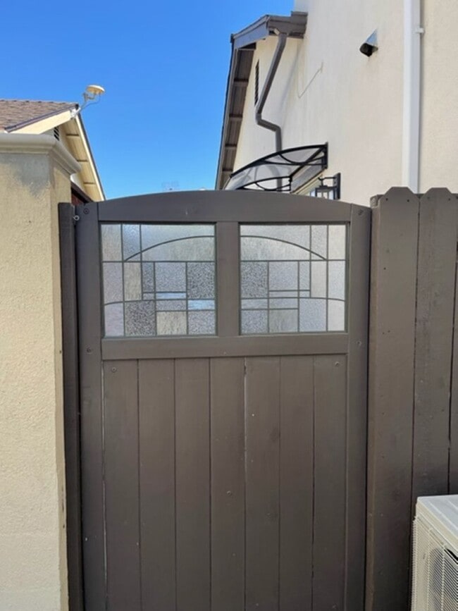 Building Photo - Newer Carriage Unit