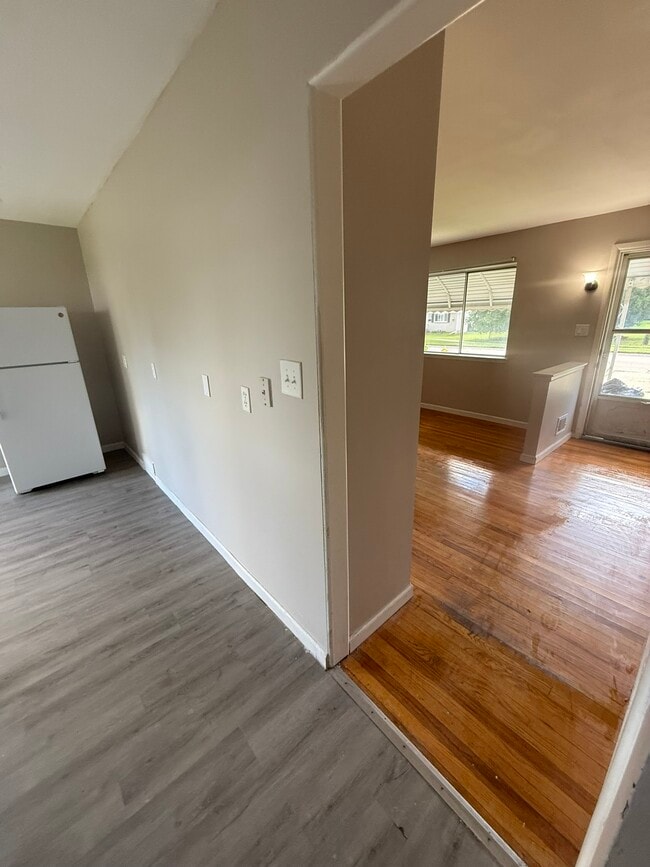 Building Photo - 105 S Christine Cir