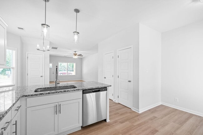 Building Photo - 2 Bedroom Condo For Rent Near Riverside Drive!