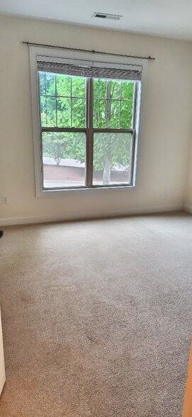 Building Photo - 208 Pointe Oakwood Way