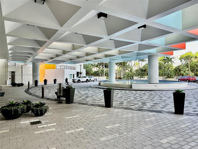 Building Photo - 1581 Brickell Ave