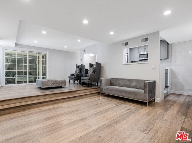 Building Photo - 441 N Oakhurst Dr