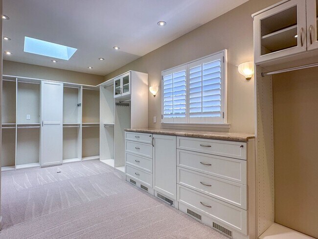 Building Photo - Exceptional Executive Estate With Pool and Tennis Court