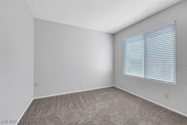 Building Photo - 1520 Hialeah Dr