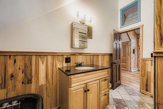 Building Photo - 515 W San Miguel St