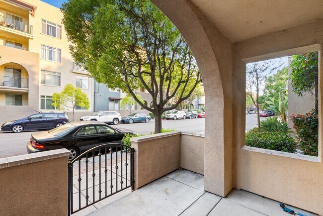 Building Photo - Beautiful 3 BD/2.5 BA, 2 Car Garage, Townh...