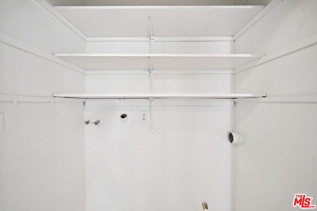 Building Photo - 333 S Elm Dr