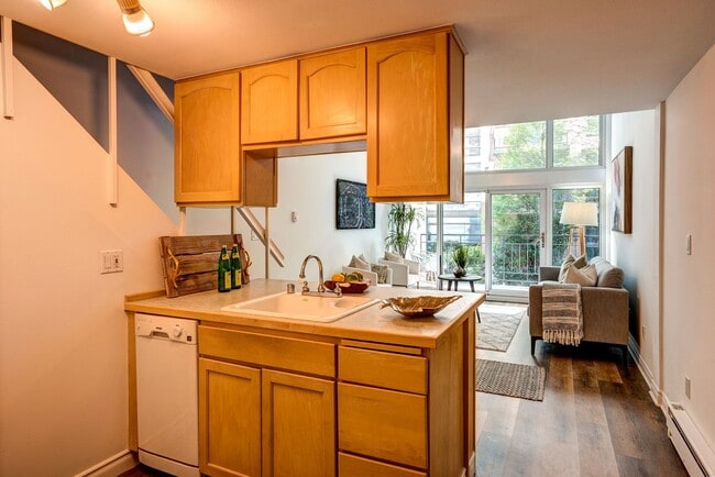 Building Photo - Modern Loft On First Hill!