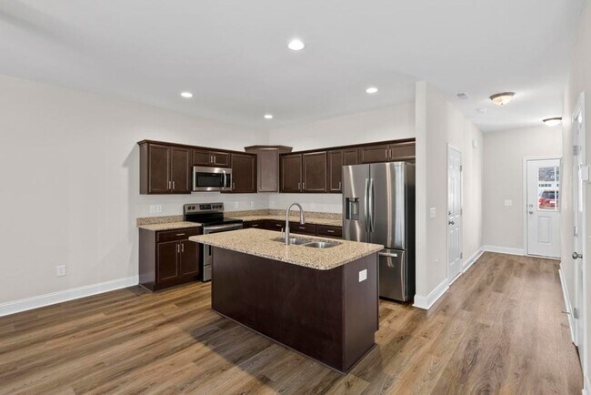 Building Photo - Beautiful Townhome!