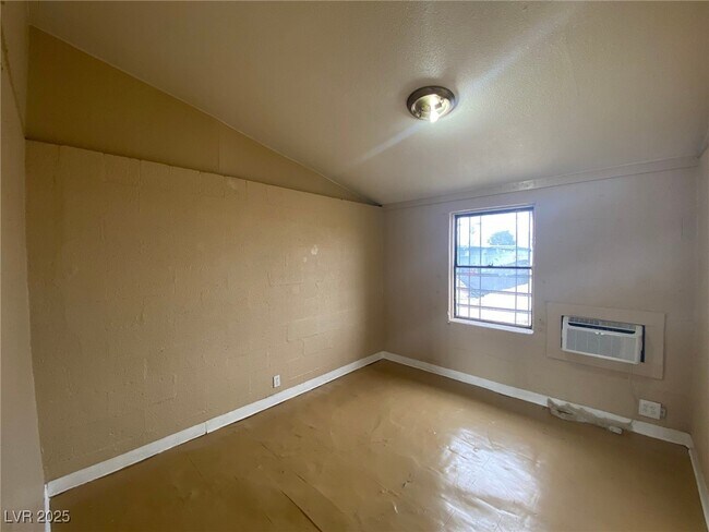 Building Photo - 1130 Laurel Ave