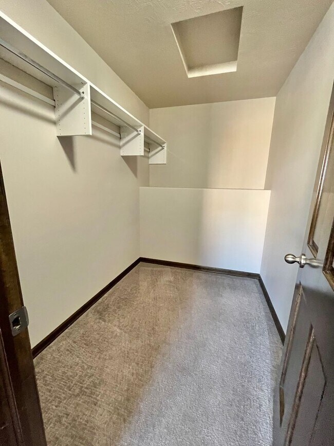 Building Photo - 3 Bed/2.5 Bath Townhome For Rent!