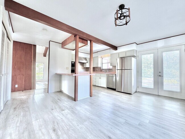 Building Photo - Spacious Baton Rouge Beauty on a Tree-Shad...