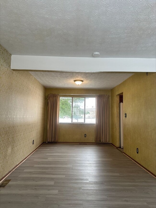 Building Photo - 4 Bed 2 Bath Home in Columbus!