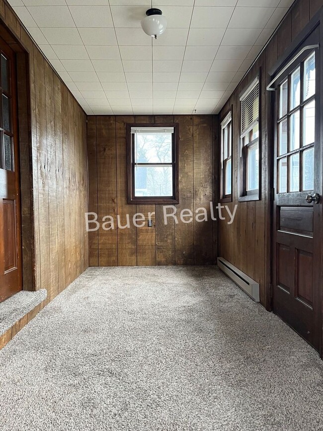 Building Photo - 3 -4 Bedroom Home Near Brookside Park