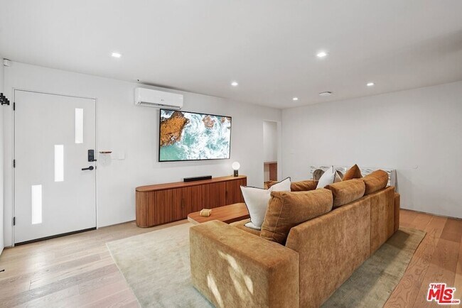 Building Photo - 838 N Mansfield Ave