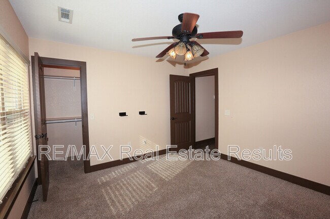 Building Photo - 1000 Peak St