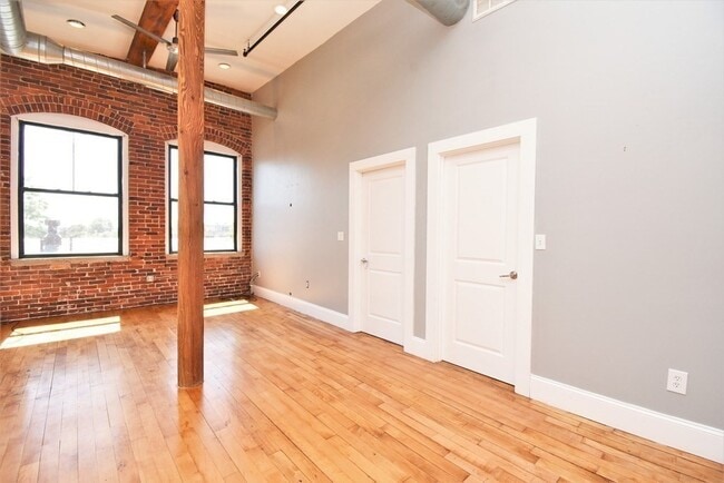 Building Photo - 275 Essex St