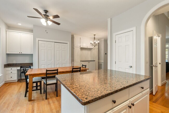 Building Photo - Beautiful Southern Village townhome - Furnished - Mid / Long Term lease options