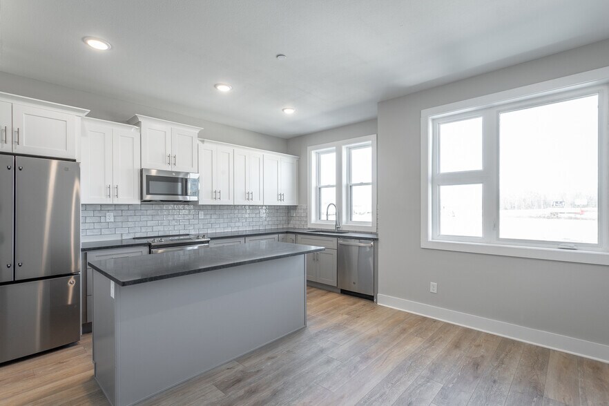 Building Photo - 7175 Garden Grove Way