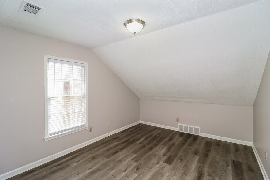 Building Photo - 2418 Lake Edge Dr