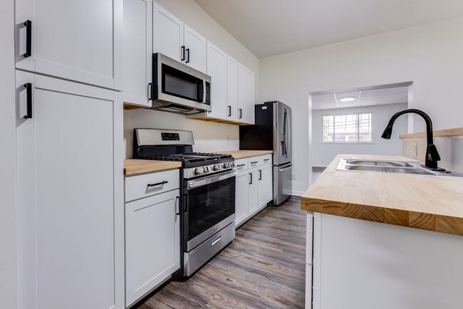 Building Photo - Fully Renovated 3BR/2BA Gem in the Heart o...