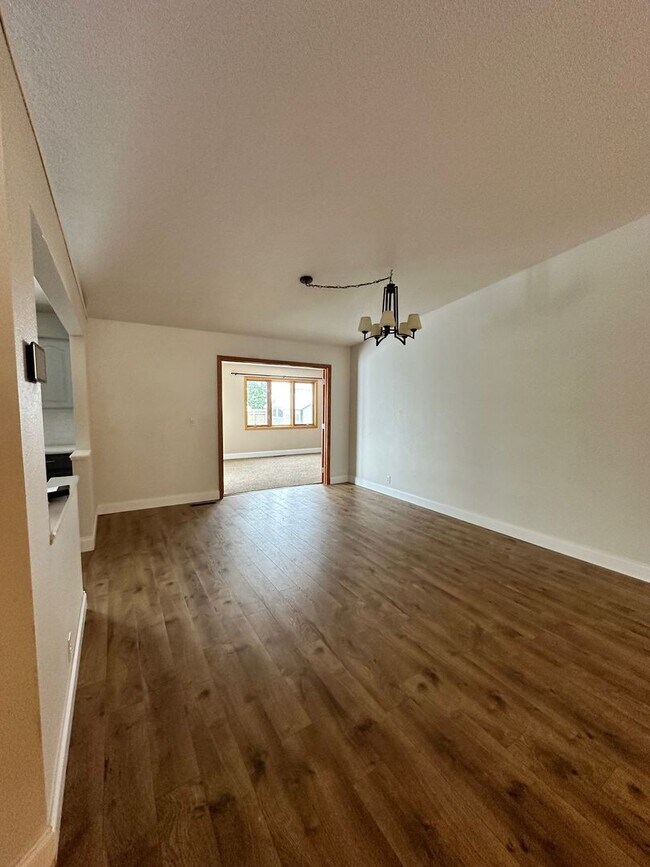 Building Photo - Lovely 3 Bedroom 2 Bath home in great location