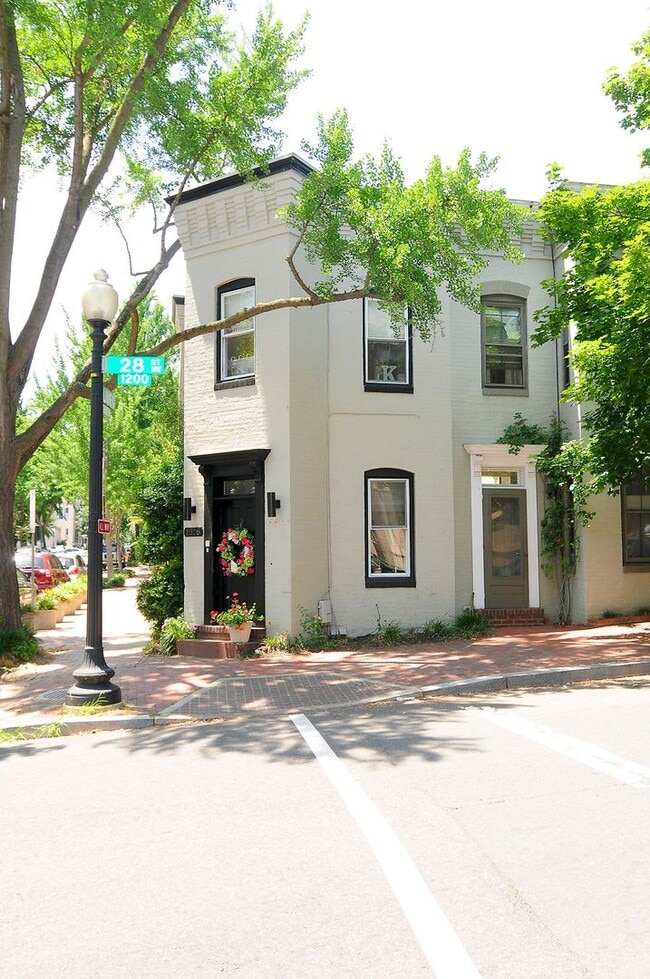 Building Photo - Georgetown Townhouse (Close to the West En...