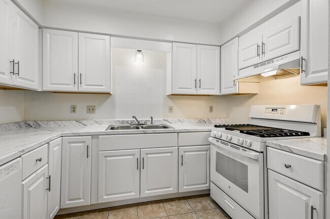 Building Photo - 803 Valley View Dr