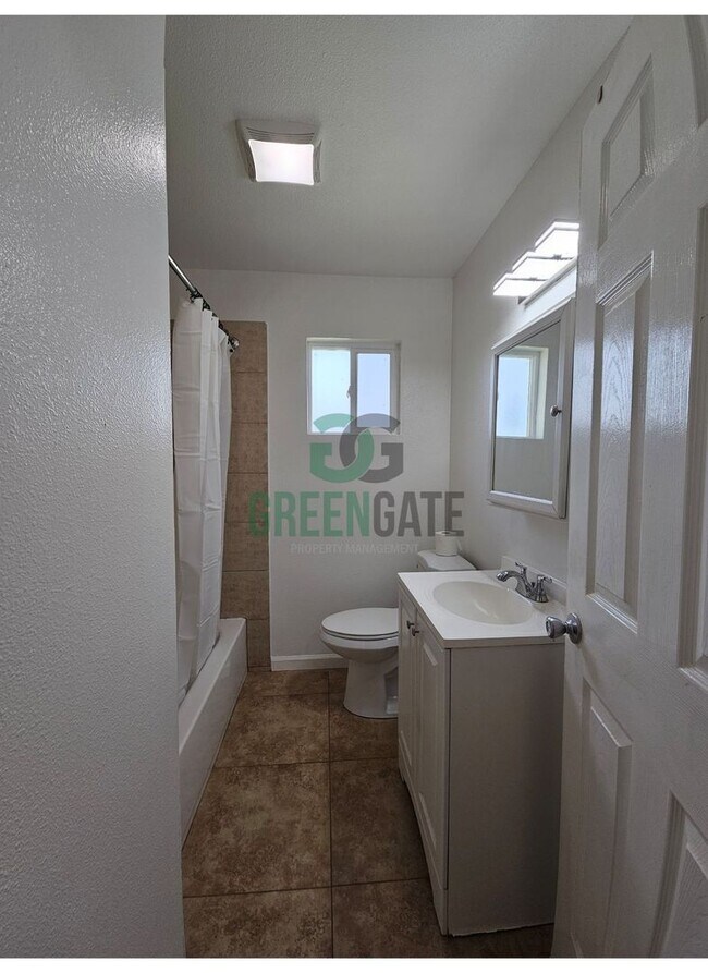 Building Photo - AVAILABLE NOW!! 3 Bedroom 2 Bath Home in Tracy!